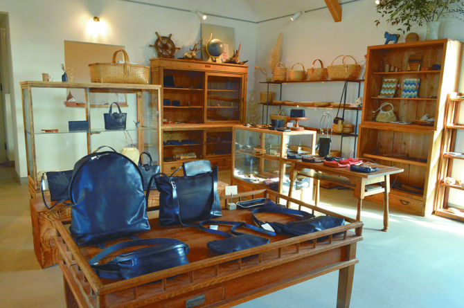 シンプルで美しいレザー製品などが並ぶショップ