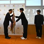 校旗よ、さようなら 日光中と統合の東中で返納式 新たな学校へ期待