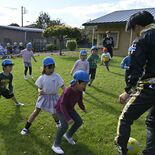 栃木シティ選手が野木の福祉施設を訪問 お年寄りや園児らとボールで交流