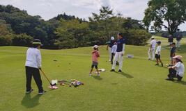 マナーやルール ゴルフ通し学ぶ