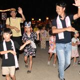 校庭に笑顔と盆踊りの輪　大正時代から続く「盆踊り大会」360人が風物詩楽しむ