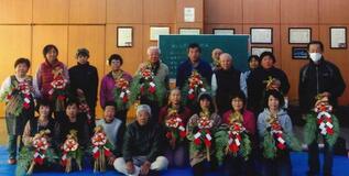和気あいあいと２０人しめ縄作り　
