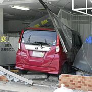 日光市の整骨院に乗用車が突っ込む