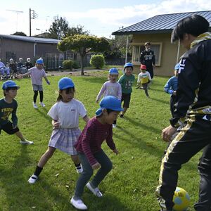 栃木シティ選手が野木の福祉施設を訪問 お年寄りや園児らとボールで交流