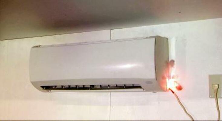 　再現実験で発火したエアコン（ＮＩＴＥ提供）
