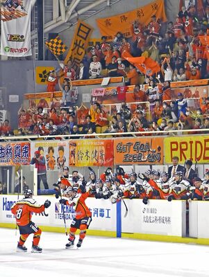 ペナルティーショット戦で得点し、歓喜に沸くバックスの選手と観衆＝14日午後４時25分、日光霧降アイスアリーナ