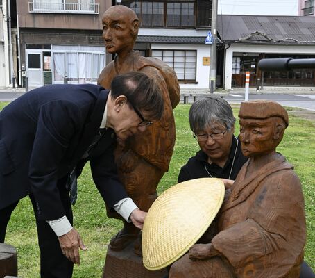 芭蕉像に新しいかさを付ける関係者