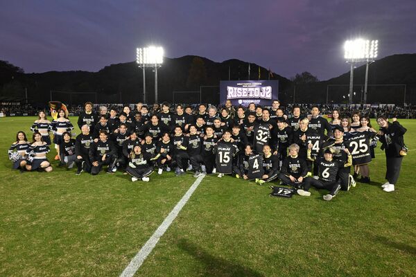 J2昇格を決め、記念撮影に応じる栃木シティの選手、スタッフら=CFS