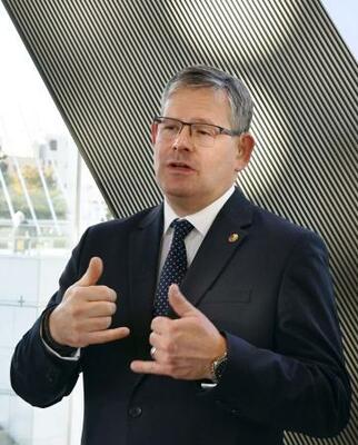 　手話で取材に応じる国際ろう者スポーツ委員会のコーサ会長＝１９日、東京都江東区