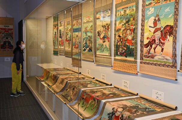 市葛生伝承館で開かれている「祝い掛軸展」