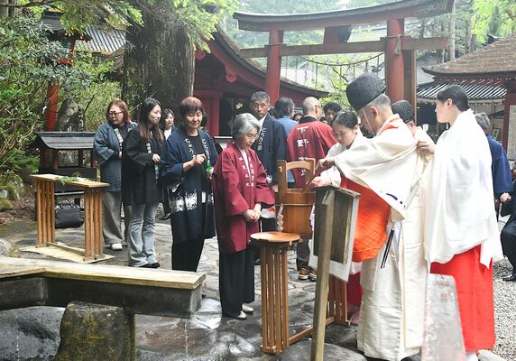 二荒霊水の分配を受ける参列者ら