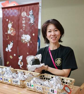 篠原美津子さんが握るおにぎりは篠原演芸場の名物=東京都北区