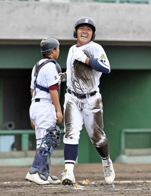 ２回、敵失の間に今市の二走・大森が先制のホームイン＝真岡ハイトラ運動公園市民球場、杉浦崇仁撮影
