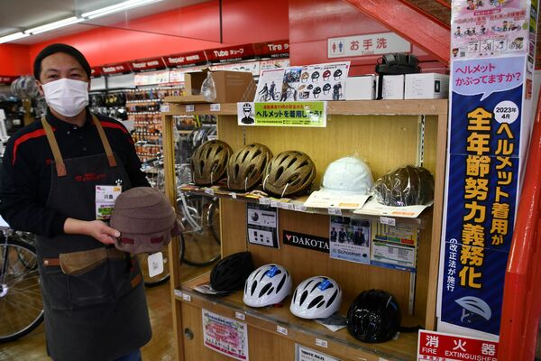 ヘルメット着用の努力義務化を周知している自転車販売店＝３月下旬、宇都宮市元今泉５丁目
