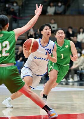 第３クオーター８分、ゴール下に切り込む白鴎大の樋口（中央）＝代々木第二体育館