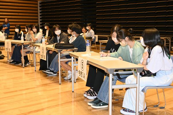 税金に関するクイズに挑戦する中学生たち