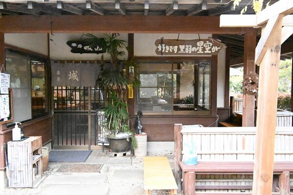 店の外観。外でも食事を楽しめる