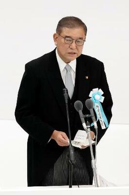 　全国戦没者追悼式で式辞を述べる石破首相＝１５日午前１１時５５分、東京・日本武道館