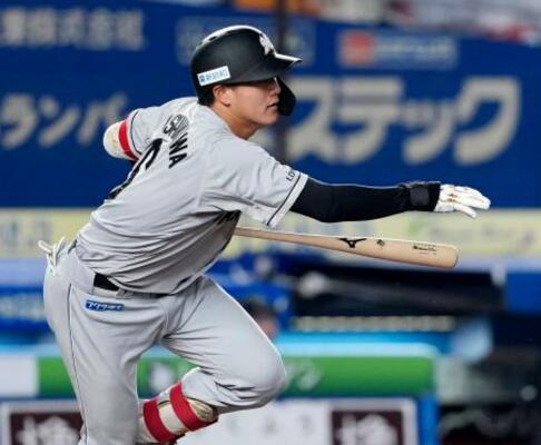 　４回ロッテ２死一塁、西川が右中間に適時二塁打を放つ＝ＺＯＺＯマリン