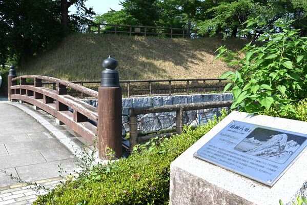 城址公園内の本丸橋と「箱根八里」の碑