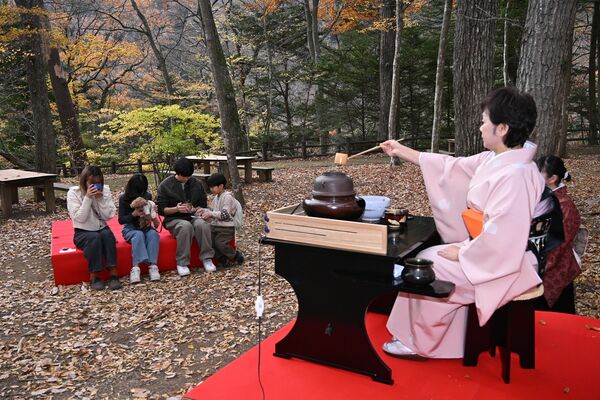 紅葉の中で行われた野だて