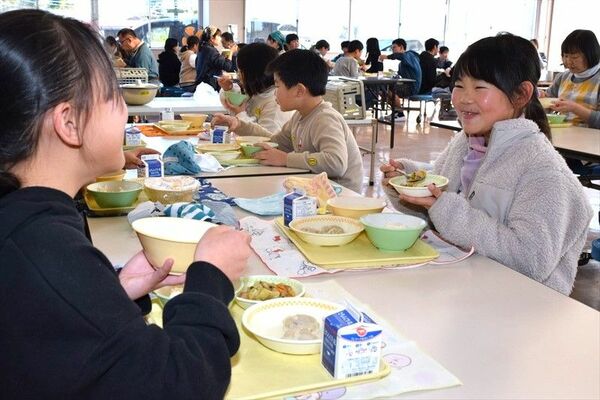 友人と会話しながらふくべランチを味わう児童