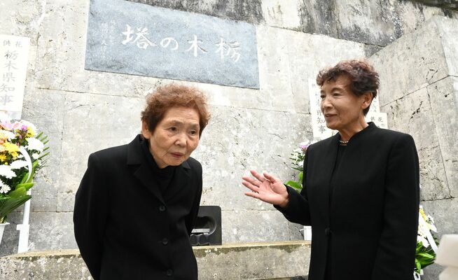 追悼式を終え、戦死したそれぞれの父への思いを語り合う菅谷さん(右)と小堀さん=10日午前、沖縄県糸満市摩文仁