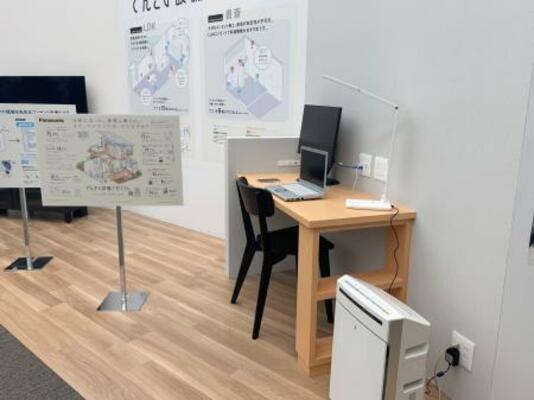 　パナソニックが提案するコンセント配置の展示＝１１日、東京都港区