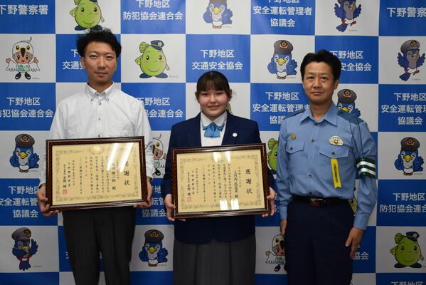 感謝状を受け取った上河内さん（中央）と飯田さん