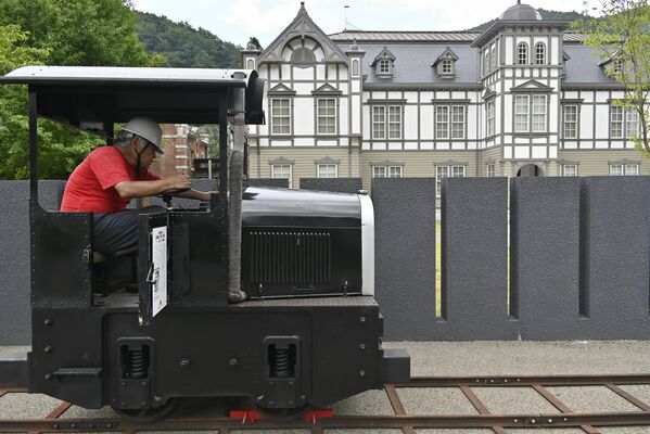 足尾銅山記念館前にガソリンカーを移動させる関係者