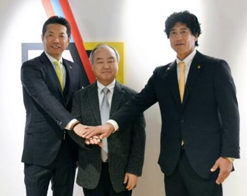 ソフトバンクの孫正義オーナー(中央)とポーズをとる小久保監督(左)と城島CBO=25日、東京都港区
