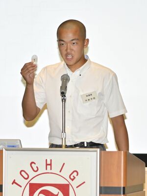 くじを引く作新の澤村主将