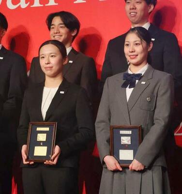 日本水連の2025年度表彰式で最優秀選手に選ばれた、OWSの梶本一花(左)と優秀選手に選ばれたASの比嘉もえ=26日、東京都内