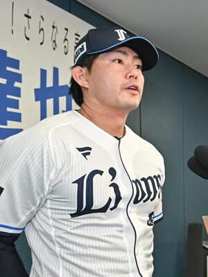 「かぬまふるさと大使」の委嘱を受け、報道陣の取材に応じる今井投手＝11月26日午後、鹿沼市