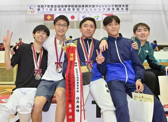 トロフィーなどを手に、記念撮影する優勝した栃商の中浦（中央）と５位の後藤（右から２人目）＝島根県安来市民体育館、広瀬華撮影