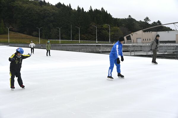 営業初日に氷の感触を楽しむ来場者ら