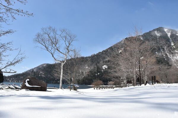 雪景色となった湯ノ湖畔