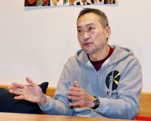 取材に応じる俳優渡辺謙さん=20日午前、宮城県気仙沼市