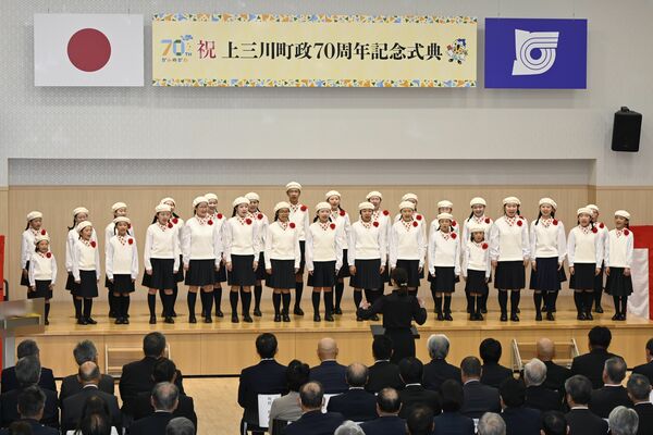 清らかな歌声で式典に花を添えた上三川少年少女合唱団