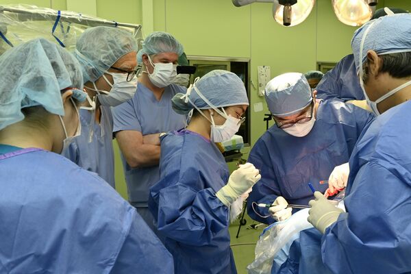 米国の専門医らが見学した中冨医師（右から２人目）の手術＝2025年11月上旬、国際医療福祉大病院