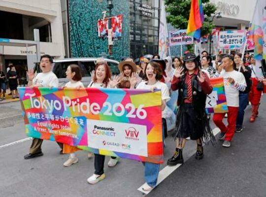 「Tokyo Pride 2026」で、パレードする人たち=7日午後、東京都渋谷区