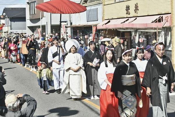喜連川を練り歩く行列