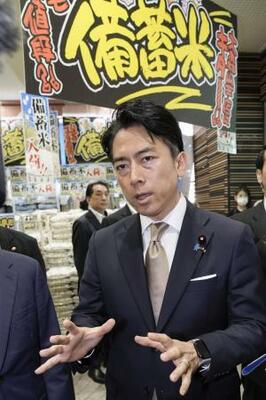 備蓄米の店頭販売を視察した小泉農相=2025年6月、東京都大田区