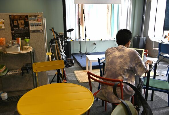 自由に勉強や趣味が楽しめる店内