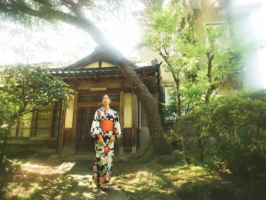 木漏れ日が注ぐ庭と建物外観