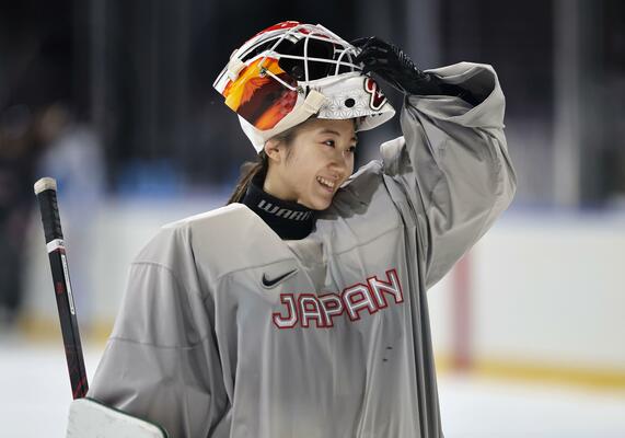 調整するアイスホッケー女子のＧＫ増原海夕＝ミラノ（共同）