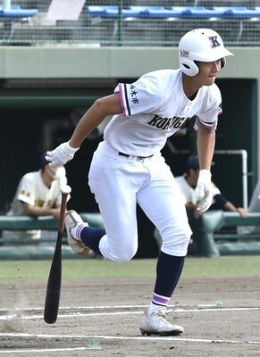 １回、国学栃木の椿が先制の左前適時打を放つ＝県営球場