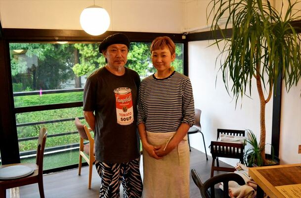 店内に立つ太田さん夫妻