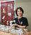 篠原美津子さんが握るおにぎりは篠原演芸場の名物=東京都北区
