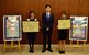早川市長（中央）から表彰を受けた高瀬さん（左）と小山さん